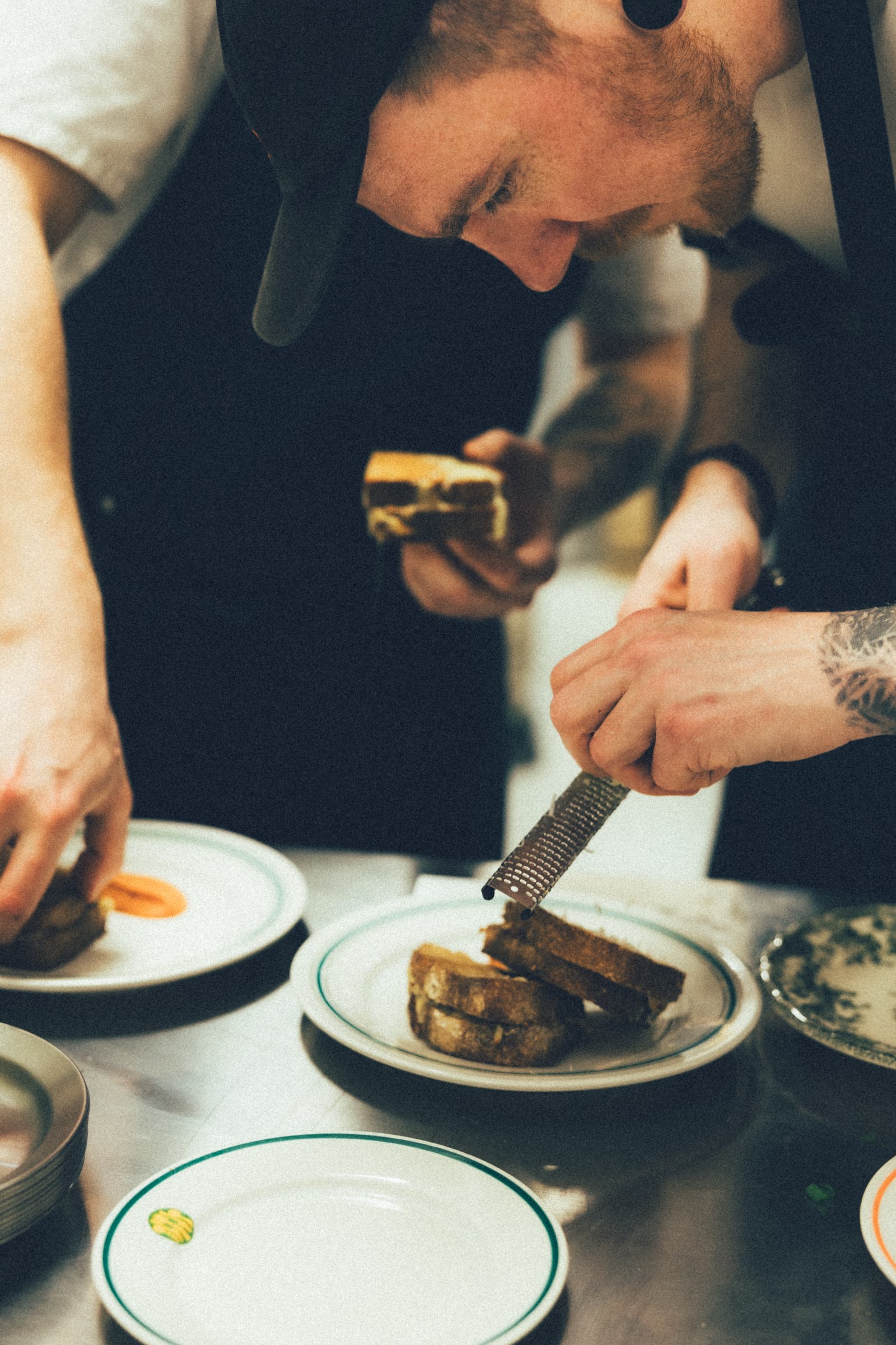 Wnętrze restauracji Frajda we Wrocławiu wieczorem