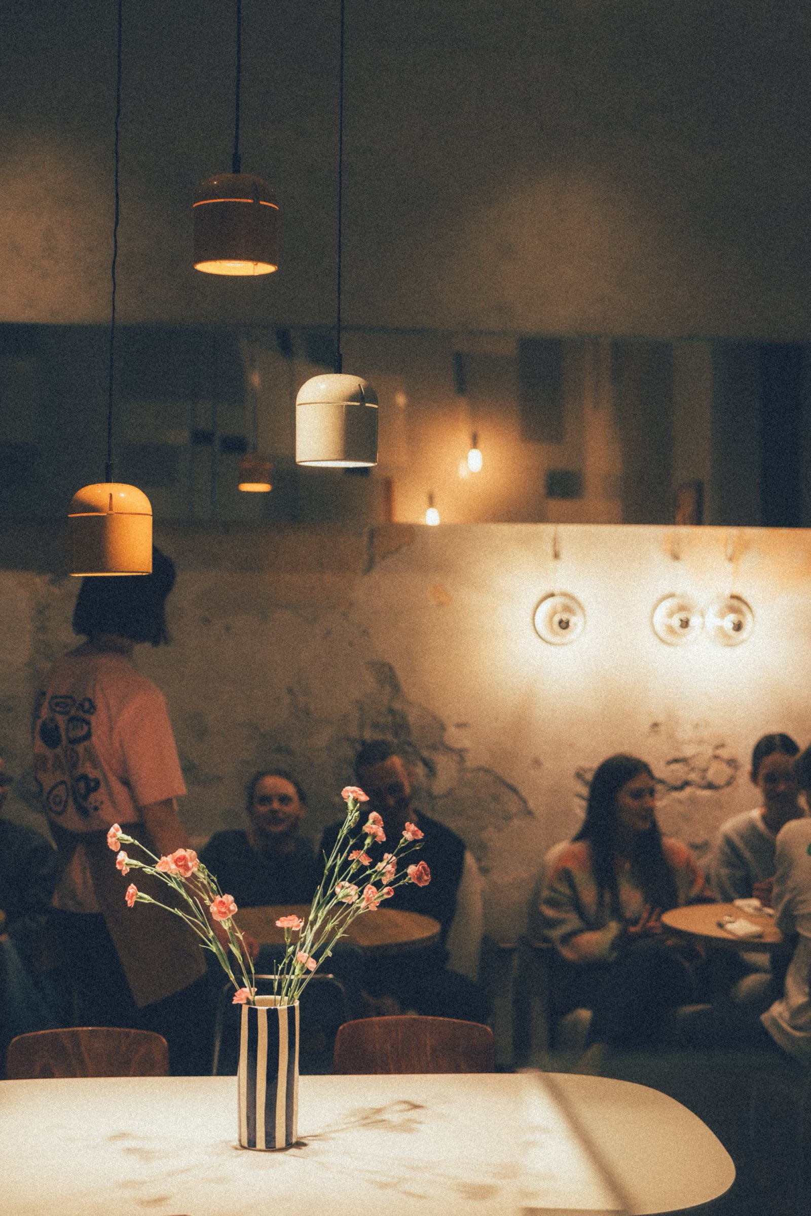 Wigilia firmowa we Wrocławiu - wnętrze restauracji Frajda na Starówce wieczorem
